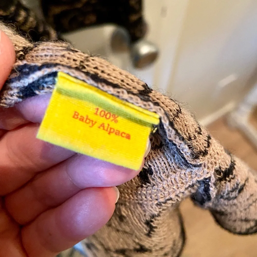 High Quality Baby Alpaca Sweater by Kuna- So pretty and ultra soft! Medium - Picture 4 of 6